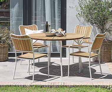 Table carrée en bois massif avec pieds blancs et chaises combinées dans un style minimaliste