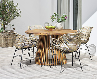 Table et chaises d'extérieur chic en bois dur combinées à un style vintage moderne