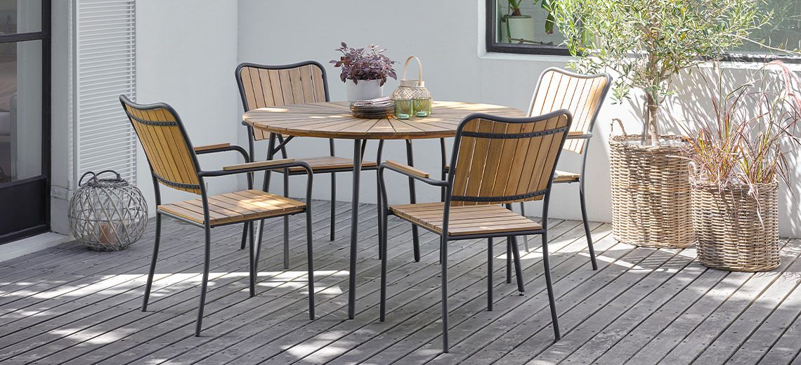 Table de jardin avec chaises dans une terrasse