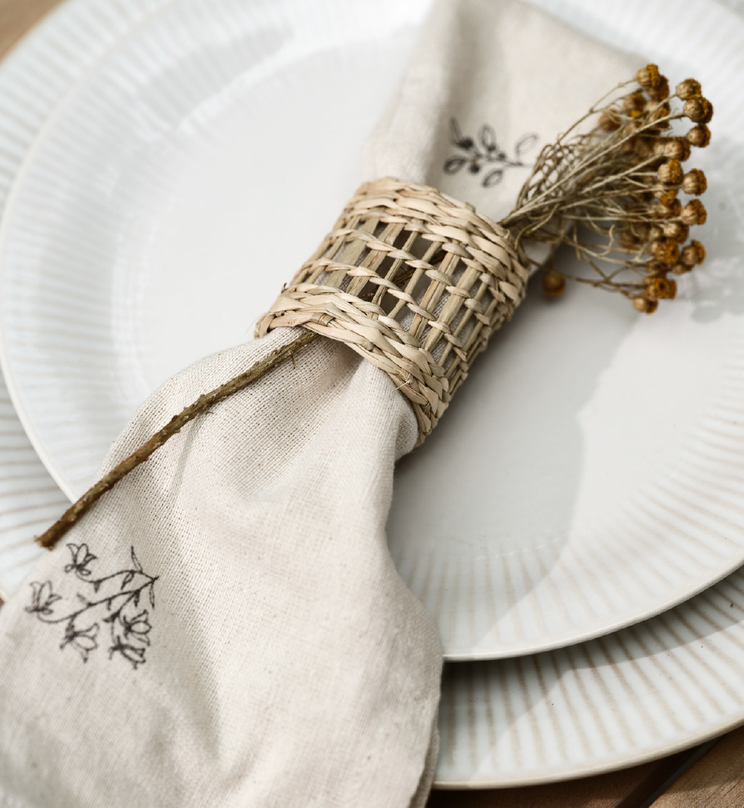 Assiette, sous-assiette et nappe beige avec ronds de serviette