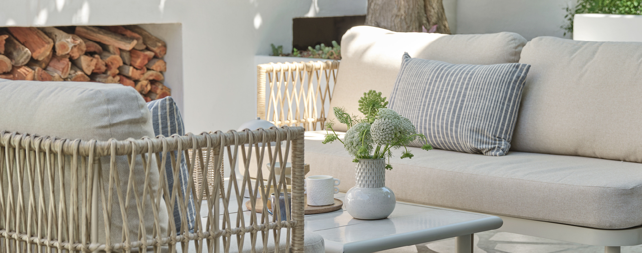 Moderno set lounge per esterni in color beige e grigio in stile moderno abbellito da accessori 