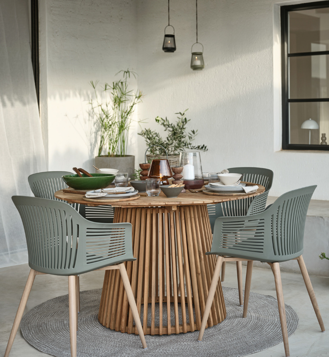 Terrasse avec table en bois et chaises vert olive avec pieds en bois dans un style moderne