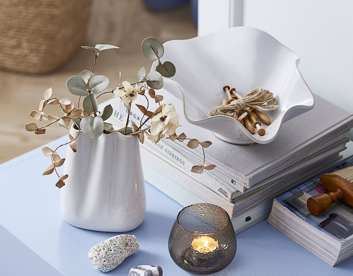 Vase aus Steingut mit Kunstblume, weisse Schale und Teelichthalter 