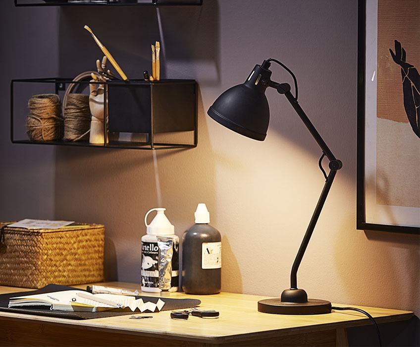Schwarze Tischlampe auf einem Schreibtisch